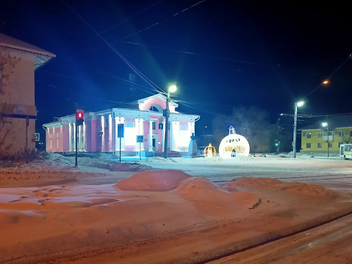 Дворец ветеранов Победа в Ангарске зимним вечером