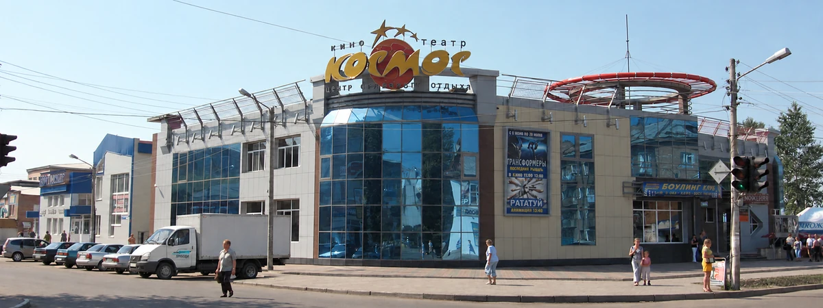 Грузовая Газель на улице у кинотеатра Космос в Канске — иллюстрация перевозки