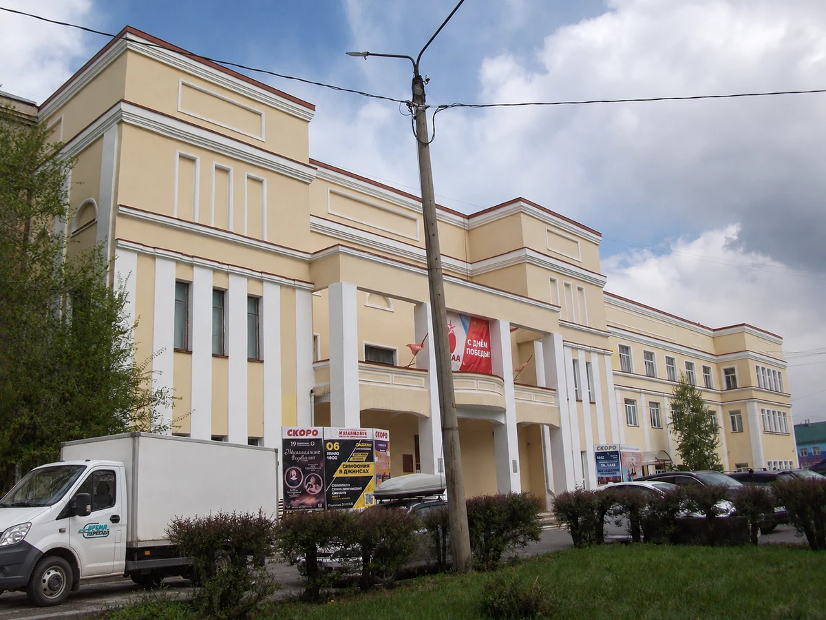 Газель на фоне филармонии в Абакане — иллюстрация перевозки