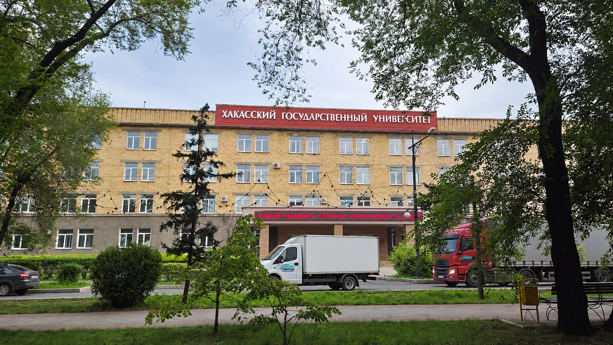 Газель и фура на фоне ХГУ в Абакане — иллюстрация перевозки