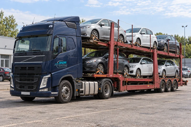 Иллюстрация двухъярусного автовоза с легковыми автомобилями